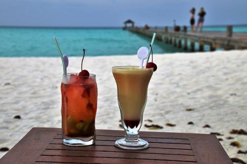 drinks_beach_vWRzYi